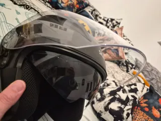 Casco negro con visor solar