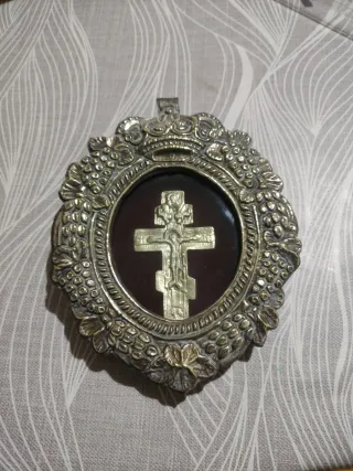 Relicario antiguo con cruz