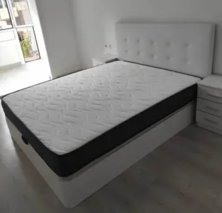 Cama con cabecero y colchón