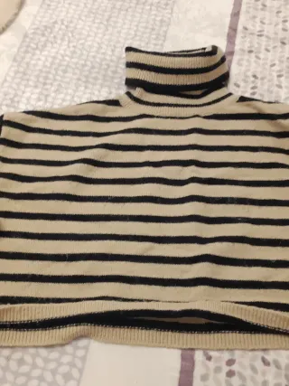 Jersey de cuello alto a rayas beige y negro