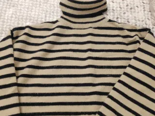 Jersey de cuello alto a rayas beige y negro