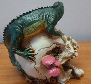 Statua teschio con lucertola decorativa