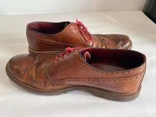 Zapatos de vestir marrones con cordones rojos