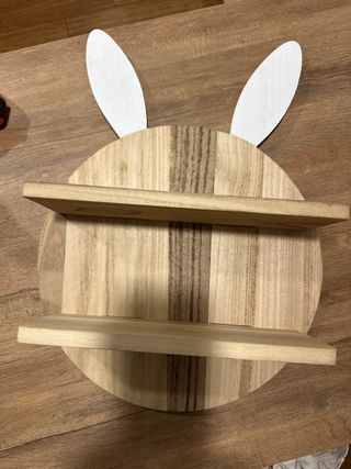 Estantería de madera con diseño de conejo