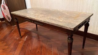 Mesita de mármol y madera