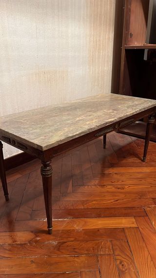 Mesita de mármol y madera