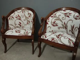 Pareja de butacas antiguas de madera y tela