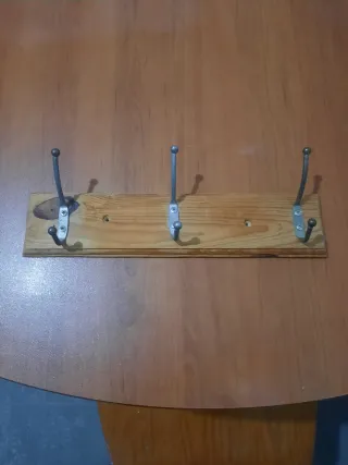 Perchero de madera con ganchos metálicos