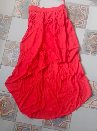 Falda roja asimétrica