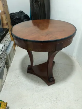 Mesa auxiliar redonda de madera maciza.
