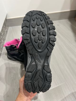 Botas de montaña negras y rosas