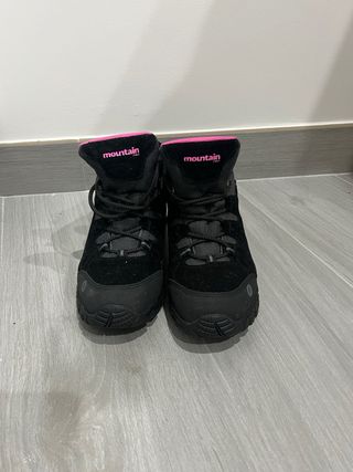 Botas de montaña negras y rosas