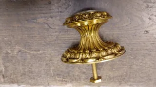 Pomo de puerta latón con escena romántica