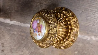 Pomo de puerta latón con escena romántica