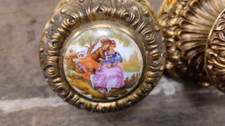 Pomo de puerta latón con escena romántica