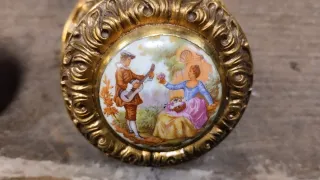 Pomo de puerta latón con escena romántica