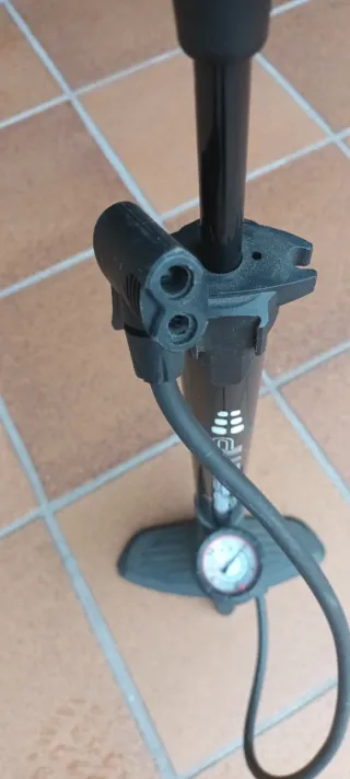 Pompa manuale per pneumatici di biciclette