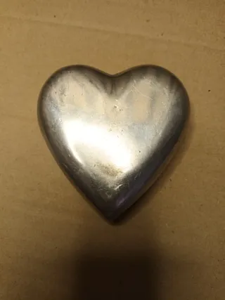 Corazón pisapapeles metálico