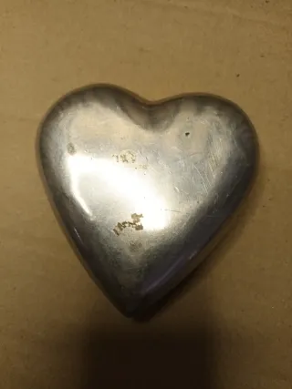 Corazón pisapapeles metálico