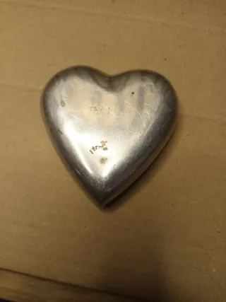 Corazón pisapapeles metálico