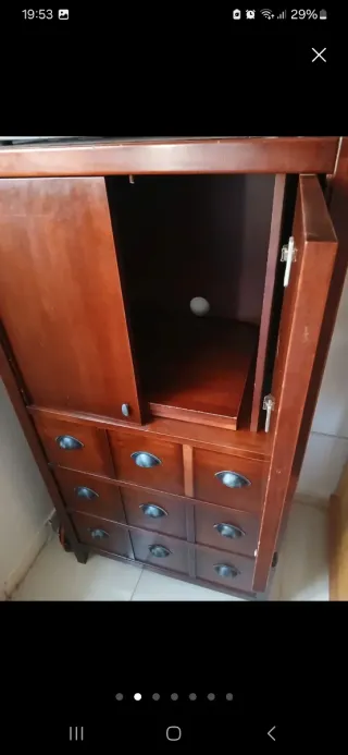 Mueble de madera con cajones