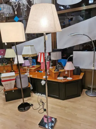 Lampade da terra in tessuto e metallo