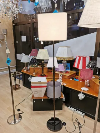 Lampade da terra in tessuto e metallo