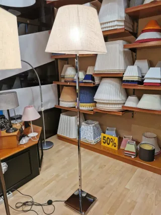 Lampade da terra in tessuto e metallo