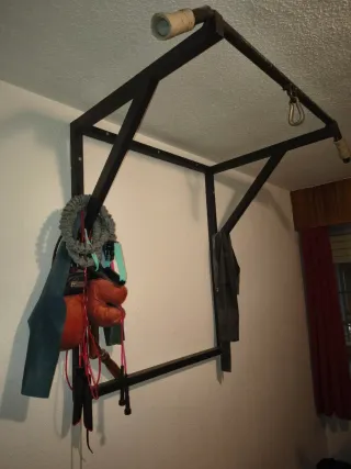 Aparato de dominadas y saco boxeo