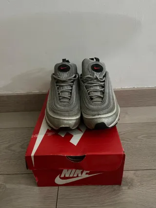 Zapatillas Nike Air Max plateadas y rojas