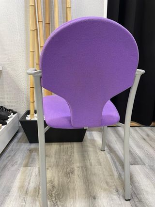 Silla de oficina morada y plateada