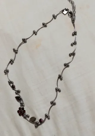 Gargantilla plateada con detalles morados