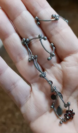 Gargantilla plateada con detalles morados