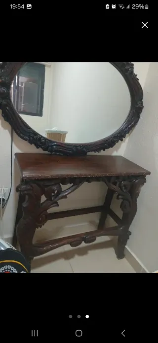 Mesa de madera tallada con espejo