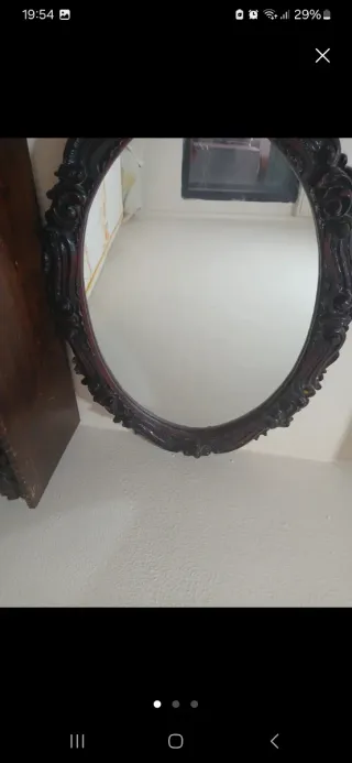 Mesa de madera tallada con espejo