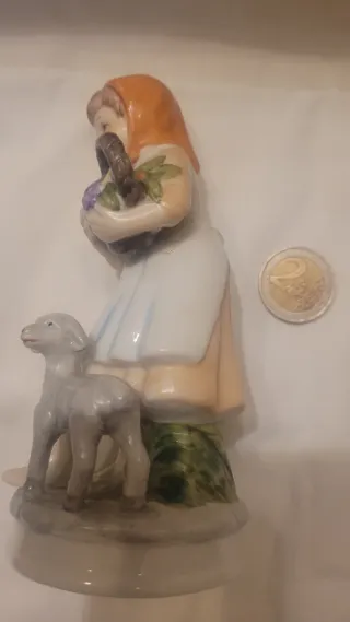 Figura de porcelana niña con oveja. Alemania