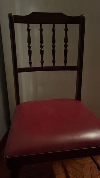 Dos sillas de comedor de cuero rojo y madera