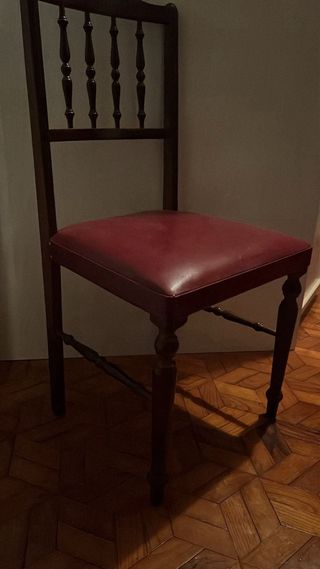 Dos sillas de comedor de cuero rojo y madera