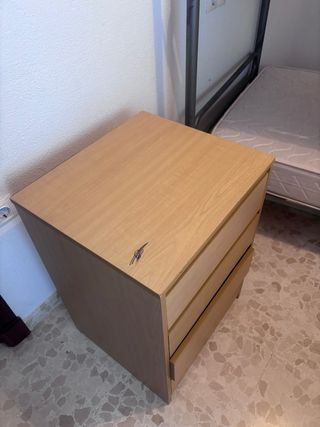 Cómoda marrón de madera