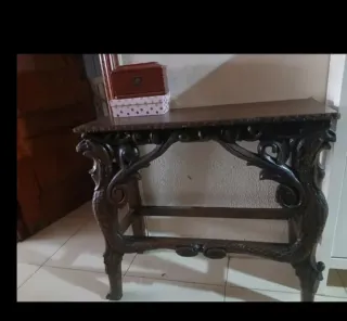 Mesa de madera tallada estilo antiguo
