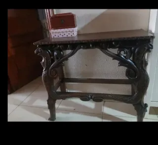 Mesa de madera tallada estilo antiguo
