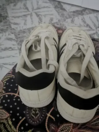Zapatillas deportivas blancas y negras