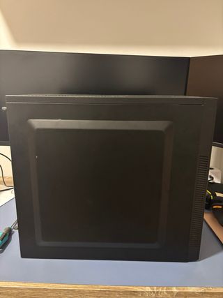 Caja PC sobremesa con fuente de alimentación