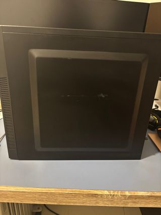 Caja PC sobremesa con fuente de alimentación