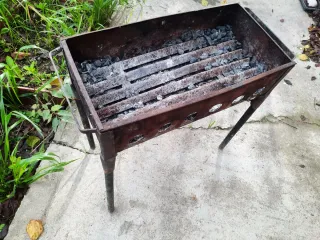 Barbacoa desmontable de metal.