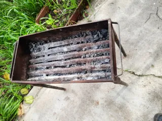 Barbacoa desmontable de metal.