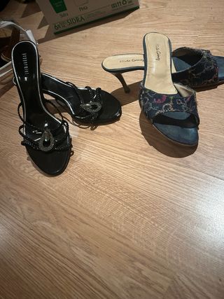 Sandalias de tacón negras y multicolor