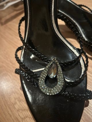 Sandalias de tacón negras y multicolor