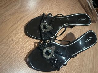 Sandalias de tacón negras y multicolor