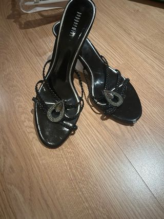 Sandalias de tacón negras y multicolor